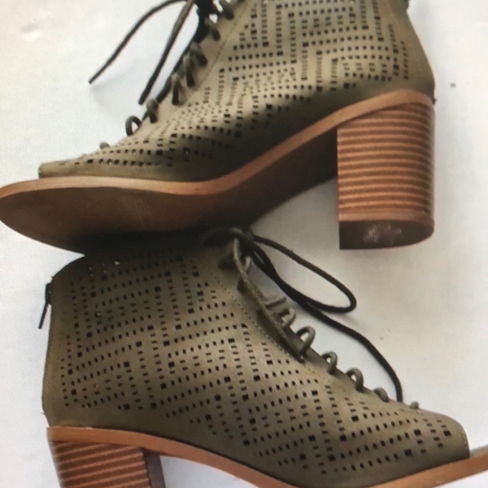Soda brown size 8 tie up open lace up zip ankle chunk heels